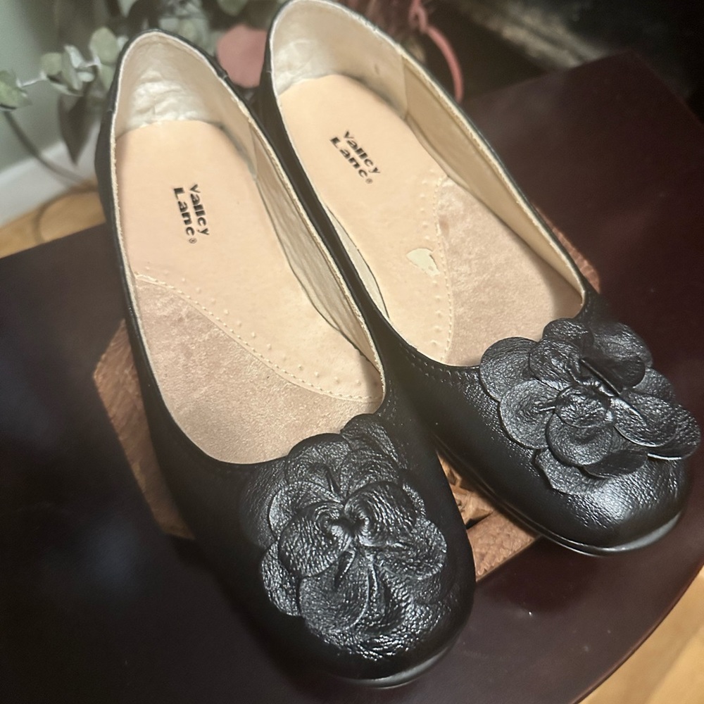5/$25 Valley Lane size 8 black flats with rosette